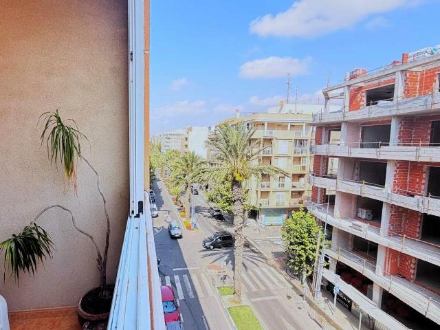Apartamento en venta en Torrevieja, Zona Playa del Cura. Apartamento céntrico, luminoso y espacioso aprox. 65 m2 4.ª planta con una ubicación fantástica. A solo 150 m de la Playa de los. Apartamentos.