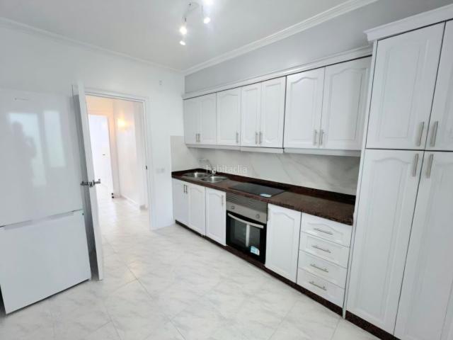 Apartamento en venta en Torrevieja, Zona Playa del Cura. Apartamento de tres dormitorios a 400 metros de la Playa del Cura, Torrevieja. Listo para vivir o alquilar, con ascensor y balcón.