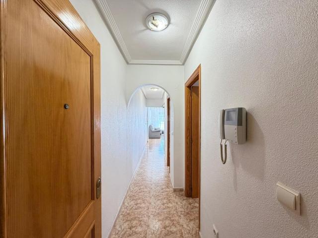 Apartamento en venta en Torrevieja, Zona Playa del Cura. APARTAMENTO EN PRIMERA LÍNEA CON VISTAS AL MAR Y A 100 METROS DE PLAYA. 2 DORM. 1 BAÑO. CON SUPERFICIE DE 63 M2. Apartamentos.