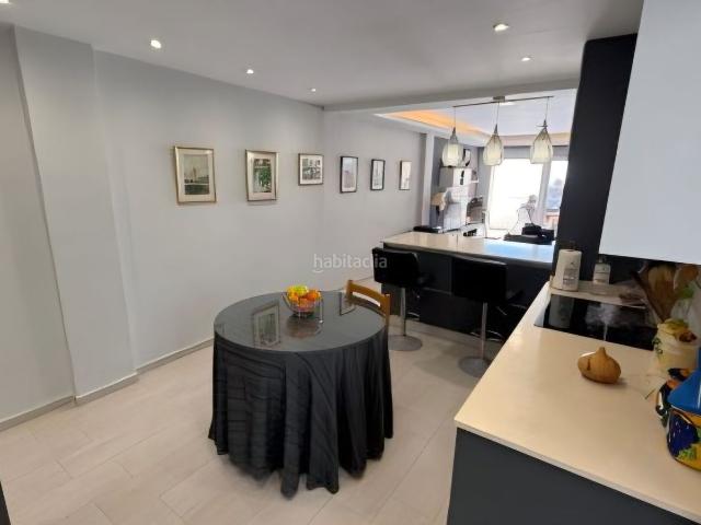 Apartamento en venta en Torrevieja, Zona Playa del Cura. Apartamento en primera línea de mar con tres dormitorios en Torrevieja. Reforma completa y electrodomésticos nuevos, cambio de tub.
