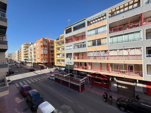 Apartamento en venta en Torrevieja, Zona Playa del Cura. Apartamento espacioso y muy bien conservado aprox. 107 m2 2.ª planta a solo 150 m de Playa del Cura!. Apartamentos.
