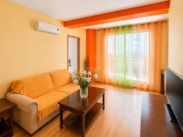 Apartamento en venta en Torrevieja, Zona Playa del Cura. Apartamento reformado y luminoso aprox. 49 m2 con una gran terraza con vistas a la piscina orientación sur, en pleno centro de la. Apartamentos.