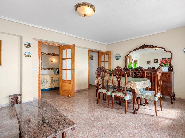 Apartamento en venta en Torrevieja, Zona Playa del Cura. Descubra este grannbspapartamento en primera línea de playa, situado en la codiciada Playa del Cura en Torrevieja, una de las zona.