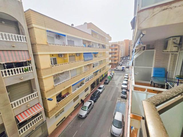 Apartamento en venta en Torrevieja, Zona Playa del Cura. Este amplio apartamento en la tercera planta en Torrevieja, ubicado a tan solo un paso de la Cala del Palangre y del paseo marítim.