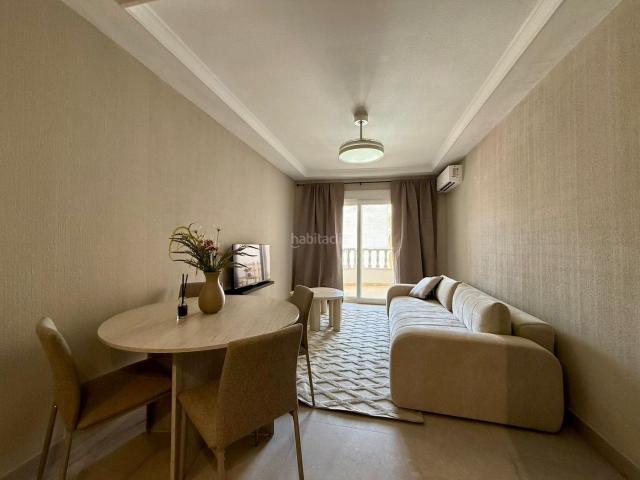 Apartamento en venta en Torrevieja, Zona Playa del Cura. Exclusivo apartamento reformado con vistas laterales al mar y dos terrazas. Apartamentos.