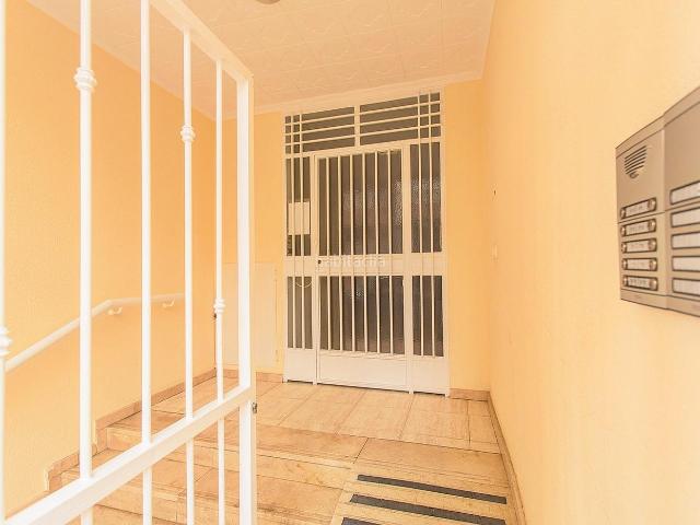 Apartamento en venta en Torrevieja, Zona Playa del Cura. iexclDescubre tu nuevo hogar a poca distancia de la playa! Te presentamos este amplio y luminoso piso de 104m2, ubicado en una coa.