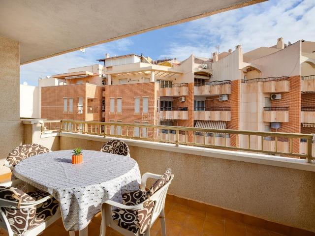 Apartamento en venta en Torrevieja, Zona Playa del Cura. Luminoso apartamento con garaje cerrado a 250 m del mar Playa del Cura. Apartamentos.