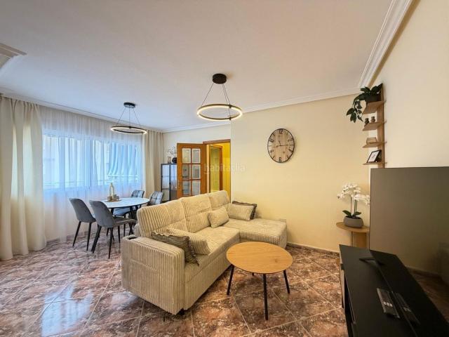 Apartamento en venta en Torrevieja, Zona Playa del Cura. REFORMADO APARTAMENTO A 200 METROS DE PLAYA LOS LOCOS EN EDIFICIO MARIBLANCA 2 DORM. 2 BAÑOS. SUPERFICIE DE 69 M2. Apartamentos.
