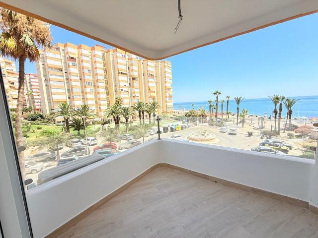 Apartamento en venta en Torrox, Centro Internacional. Apartamento en primera línea de playa en Torrox Costa. Apartamentos.