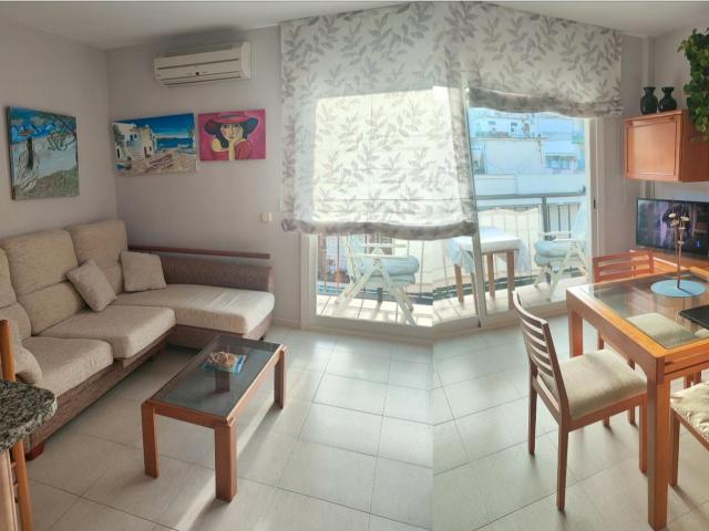 Apartamento en venta en Tossa de Mar, Tossa de Mar Costa Brava. Fantástico apartamento completamente amueblado + parking ubicado en el mismo centro urbano de Tossa, a pocos pasos de la playa.