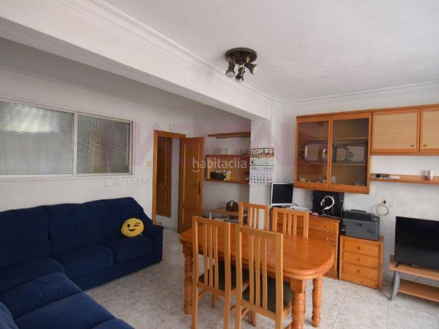 Apartamento en venta en Valencia, Torrefiel. Gran piso de 5 habitaciones con terraza y balcón en Torrefiel. Apartamentos.