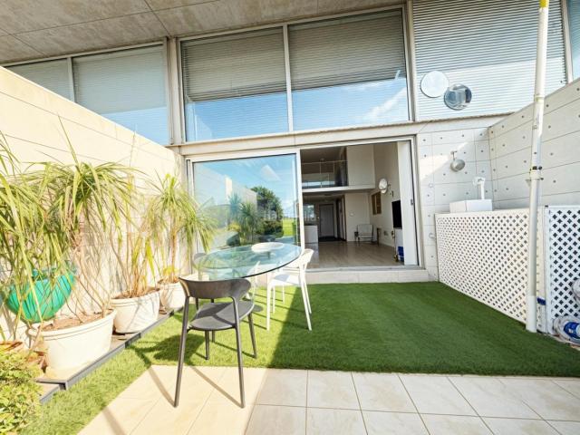 Apartamento en venta en Valencia, Vara de Quart. Estudio con terraza en Vara de Quart listo para entrar a vivir. Apartamentos.