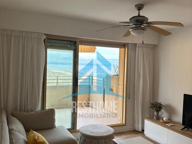 Apartamento en venta en Valencia, El Perellonet. Venta de piso en El Perellonet de 4 habitaciones con terraza y piscina. Apartamentos.