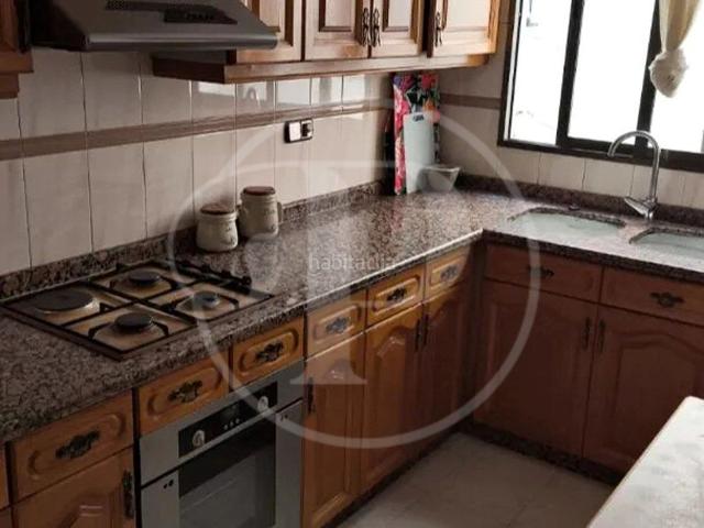 Apartamento en venta en Valencia, Mont Olivet. Amplia vivienda exterior con balcón y garaje opcional. Apartamentos.