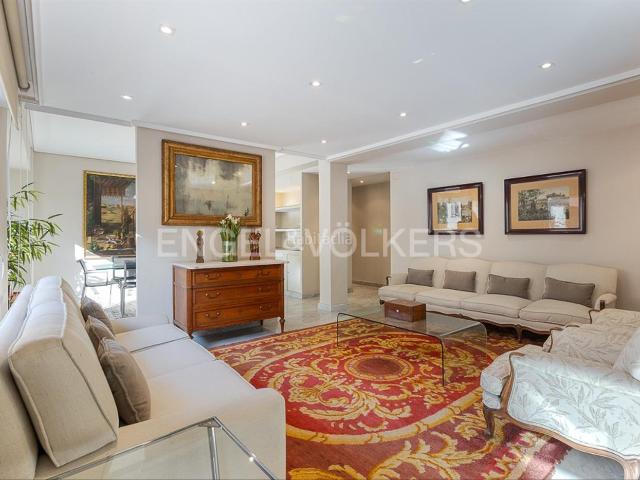 Apartamento en venta en Valencia, Sant Francesc. Piso Exterior con Garaje y Balcón junto al Ayuntamiento. Apartamentos.