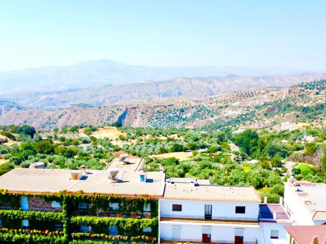 Apartamento en venta en Válor. Ático de 2 dormitorios con gran terraza y vistas en Válor. Apartamentos.
