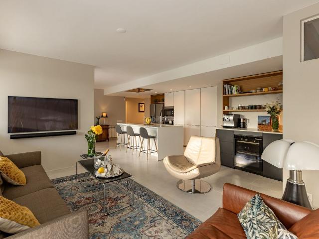 Apartamento en venta en Vilanova i la Geltrú, Ribes Roges Costa Dorada. Apartamento de lujo reformado frente a la playa en Vilanova con vistas al océano y a la piscina. Apartamentos Vilanova i la.