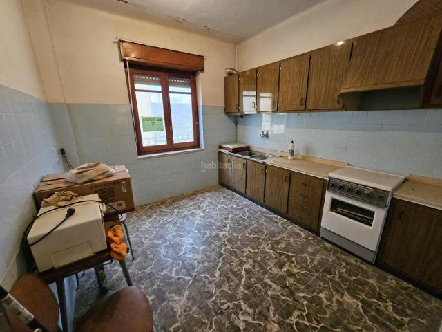 Apartamento en venta en Villena, Las Cruces. Primer piso para reformar en zona Escuelas Nuevas. Apartamentos.