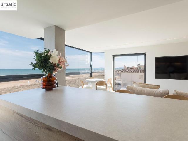 Apartamento en venta en Xeraco. Exclusivo Apartamento Reformado en Primera Línea de Playa en Xeraco. Apartamentos.