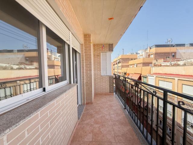 Apartamento en venta en Águilas, Casco Antiguo. Si buscas una vivienda con potencial para diseñarla completamente a tu gusto, este apartamento puede ser la oportunidad perfecta.U. Apartamentos.