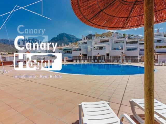 Apartamento en venta en Adeje, Torviscas Centro y Alto. Luminoso apartamento con espectaculares vistas a La Gomera A 10 minutos a pie de la playa. Apartamentos.