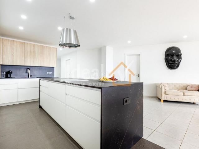 Apartamento en venta en Adeje, Torviscas Centro y Alto. Reformado apartamento de 3 dormitorios en Parque Del Conde. Apartamentos.