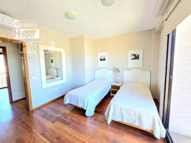 Apartamento en venta en Adeje, San Eugenio Alto. Excepcional oportunidad de inversión en la prestigiosa zona de Caldera vistas panorámicas y ubicación privilegiada. Apartamentos.