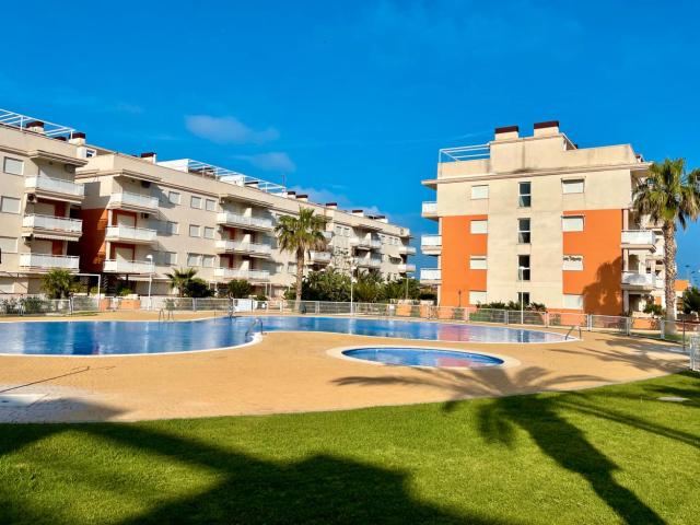 Apartamento en venta en Almenara. Apartamento esquinero, amueblado, terraza, piscina, vistas al mar, padel, aire acondicionado, garaje trastero. Apartamentos.