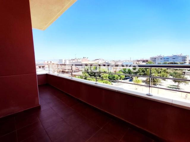 Apartamento en venta en Almoradí. Fantástico apartamento con terraza a escasos minutos del centro de Almoradí, Alicante, Costa Blanca. Apartamentos.