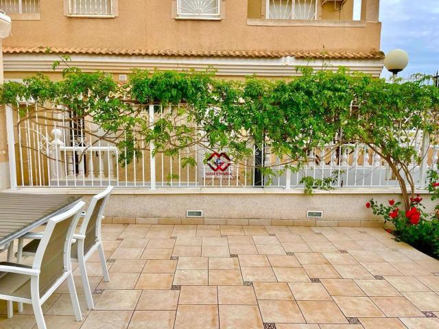 Apartamento en venta en Alcázares Los, Centro. Se vende planta baja reformada en Los Alcázares con gran terraza y piscina comunitaria. Apartamentos Alcázares.