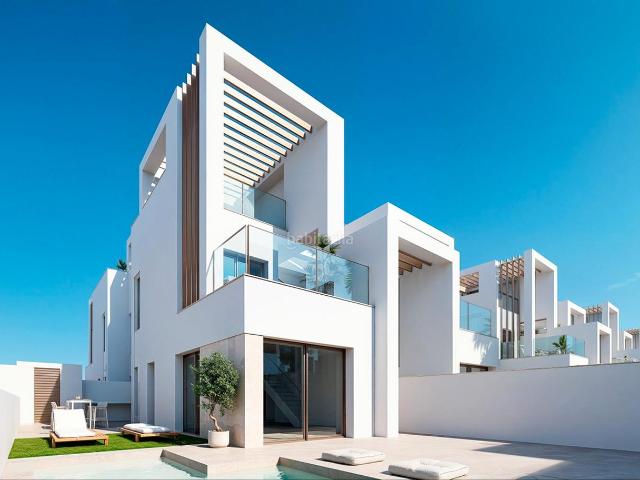 Apartamento en venta en Alcázares Los, Las Lomas de Rame Bahía Bella. Costa Blanca Eiendom presenta una exclusiva colecciÃn de 19 viviendas adosadas tipo quad situadas en Los AlcÃzares, dentro del.