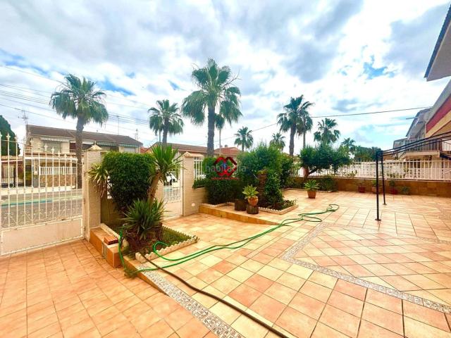 Apartamento en venta en Alcázares Los, Los Narejos_Punta Calera. Se vende amplio chalet en Los Narejos con gran parcela y cerca de la playa. Apartamentos Alcázares.