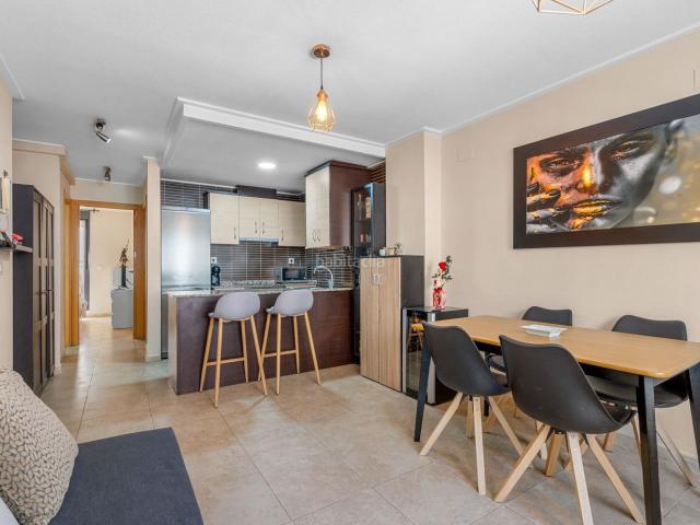 Apartamento en venta en Alicante, Carolinas Altas. Este encantador apartamento de 2 dormitorios situado en una zona tranquila de Alicante cuenta con un amplio patio chillout y una t. Apartamentos.