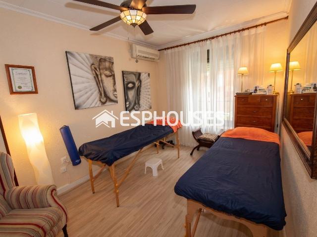 Apartamento en venta en Alicante, Carolinas Bajas. Piso en Alicante centro con 6 dormitorios, patio y múltiples posibilidades. Apartamentos.