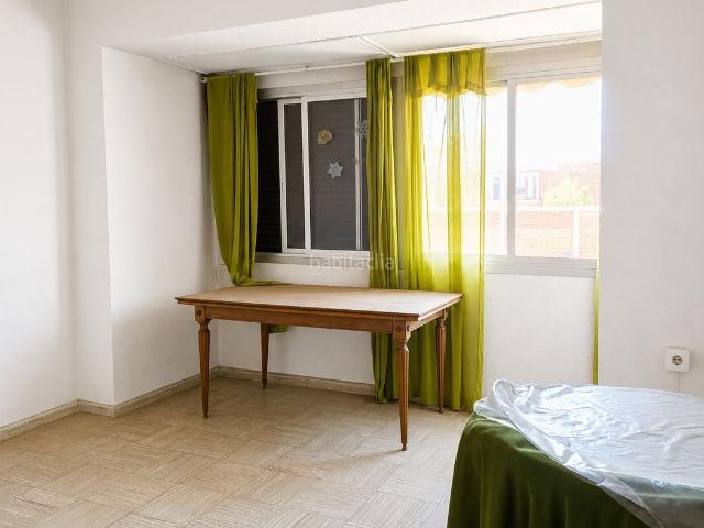 Apartamento en venta en Alicante, Ensanche Diputación. Piso de 88 m con balcón y gran potencial de reforma en el centro de Alicante. Apartamentos.