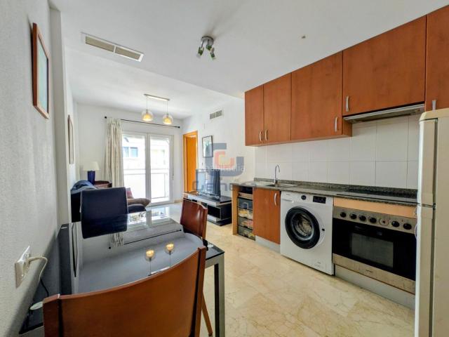 Apartamento en venta en Alicante, Mercado. Apartamento luminoso con 2 balcones, trastero y ascensor junto a Luceros Alicante centro. Apartamentos.