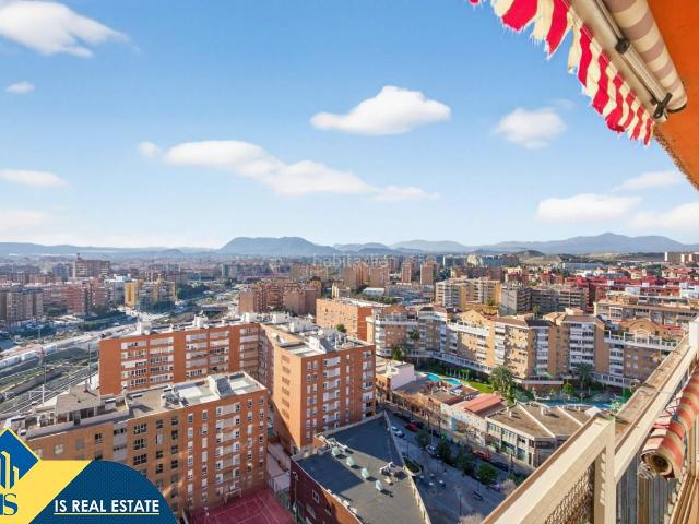 Apartamento en venta en Alicante, Santo Domingo. Apartamento con terraza, provincia de Alicante, ciudad de Alicante. 3 habitaciones 145 m² 1,4 kilómetros del mar. Apartamentos.