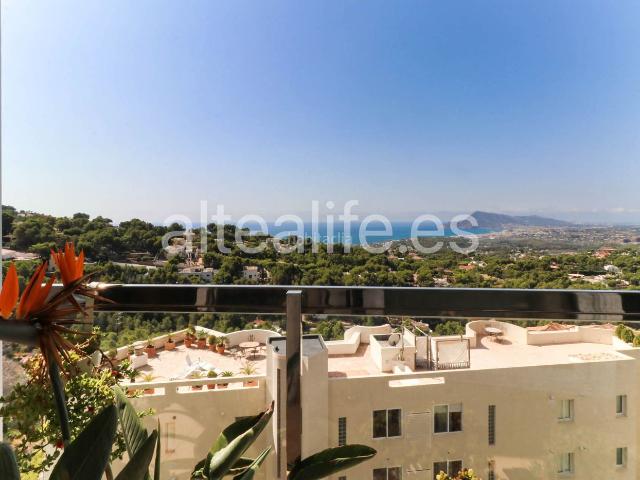 Apartamento en venta en Altea, Altea la Vella. Apartamento con Vistas al Mar en Sierra de Altea, Terraza 44 m², Garaje y Piscina. Apartamentos.