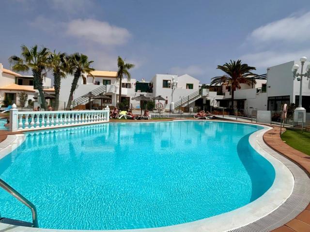 Apartamento en venta en Antigua, Caleta de Fuste. Tu refugio en Fuerteventura acogedor apartamento con piscina cerca de la playa. Apartamentos.