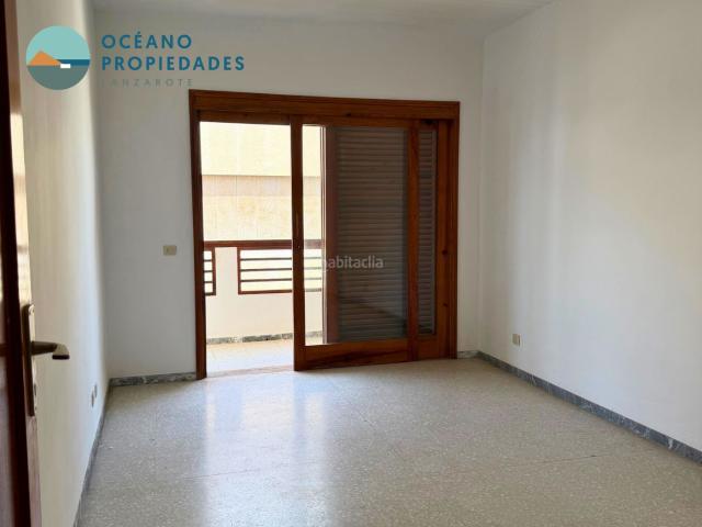 Piso en venta en Arrecife, Centro La Vega Alta. Piso de 4 dormitorios en plena Calle Real de Arrecife. Pisos.