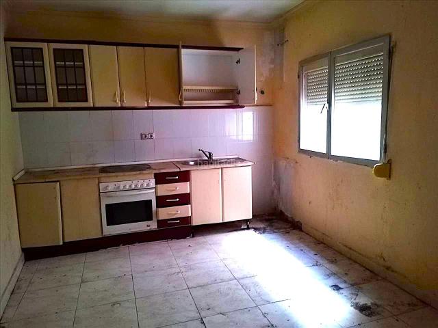 Apartamento en venta en Badajoz, Casco Antiguo. Amplia casa en Badajoz con terraza y gran potencial de recuperación. Apartamentos.
