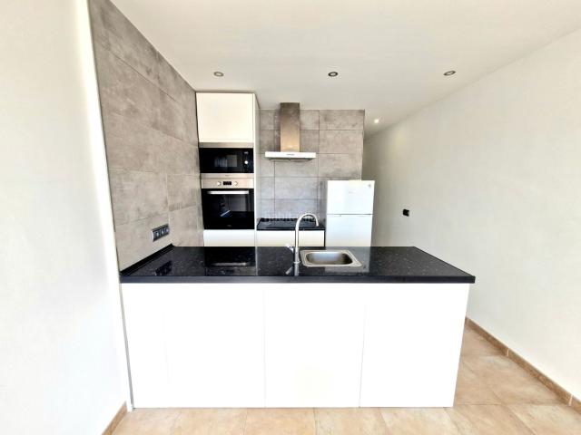 Apartamento en venta en Baleares Calvià, Costa de la Calma. Piso con vistas al mar y terraza en segunda línea de playa. Apartamentos.