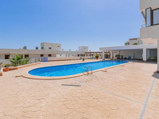 Apartamento en venta en Baleares Calvià, Costa de la Calma. Piso en venta en Santa Ponsa con vistas al mar y piscina comunitaria. Apartamentos.