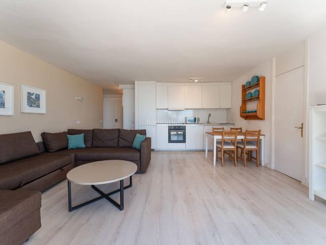Apartamento en venta en Baleares Calvià, Magaluf. Apartamento en venta en Magaluf en primera línea de mar y acceso directo a la playa. Apartamentos.