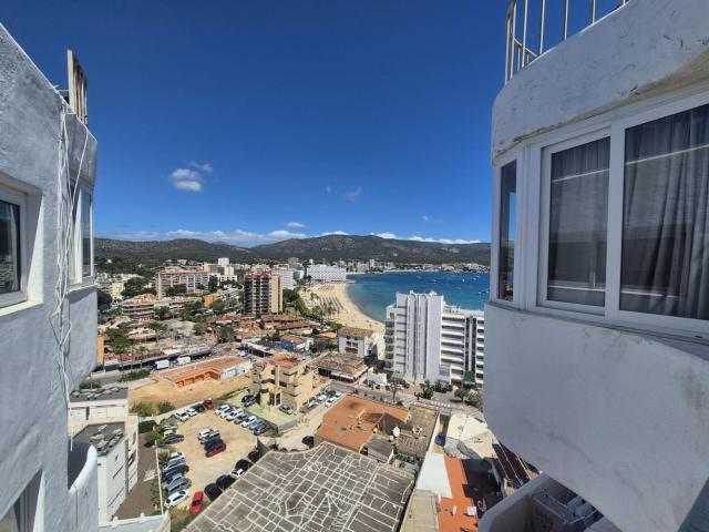 Apartamento en venta en Baleares Calvià, Magaluf. Piso en venta con impresionantes vistas al mar y a la montaña. Apartamentos.