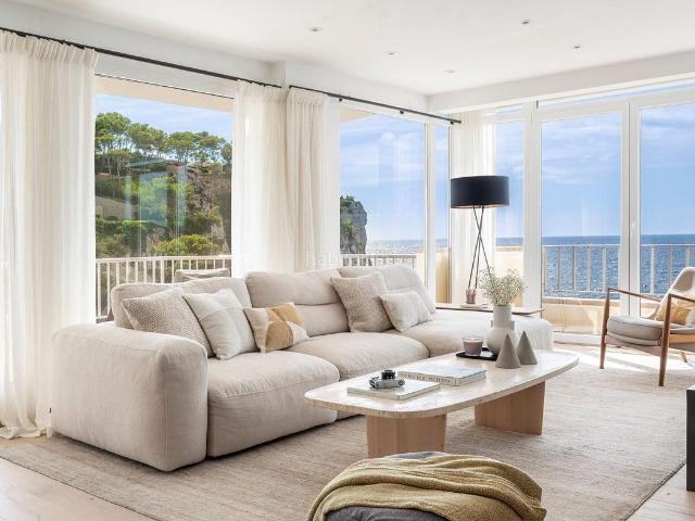 Apartamento en venta en Baleares Calvià, Santa Ponça. Apartamento reformado con vistas espectaculares en primera línea de Santa Ponsa. Apartamentos.