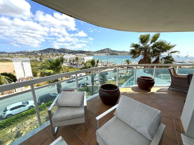 Apartamento en venta en Baleares Ibiza, Marina Botafoc Talamanca. Vistas a Talamanca playa. Apartamentos.