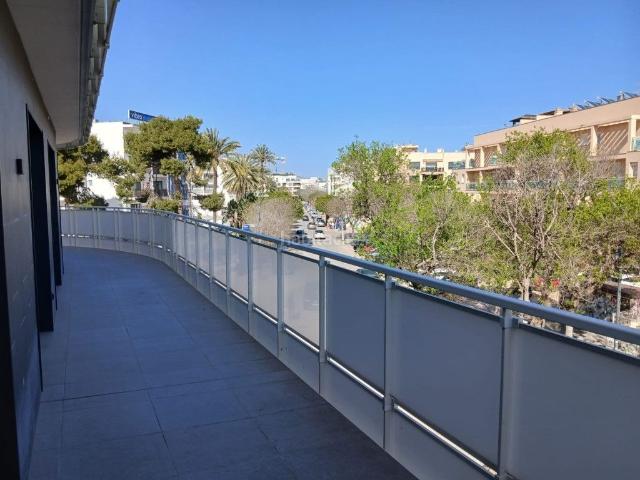 Apartamento en venta en Baleares Ibiza, Ses Figueretes Platja d'en Bossa Cas Serres. Apartamento de obra nueva en la playa con plaza de aparcamiento incluida. Apartamentos.