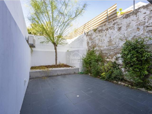Apartamento en venta en Baleares Maó Mahón, Avinguda Menorca Sínia Costabella. Planta baja con patio, reformada y modernizada, en Mahón. Menorca. Apartamentos Maó.