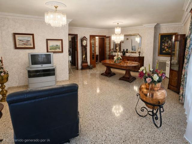 Apartamento en venta en Baleares Palma de Mallorca, Plaça de Toros. Amplio piso de cinco dormitorios con gran potencial en Bons Aires. Apartamentos Palma de.